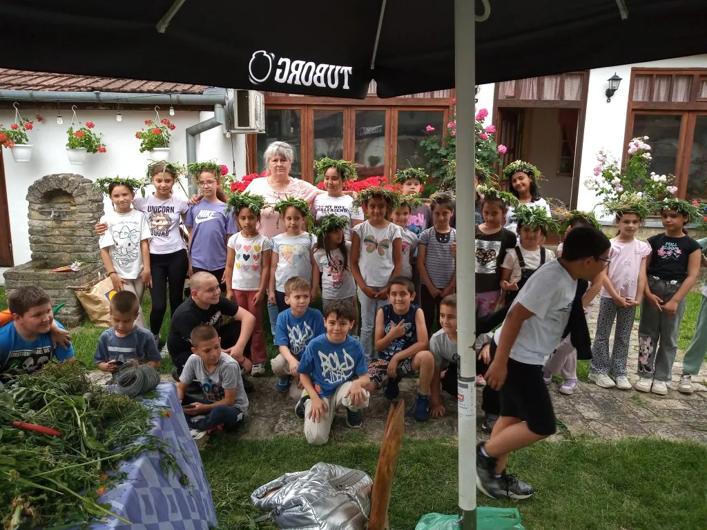 Venci od ivanjskog cveća kao most između dece i zaboravljene tradicije