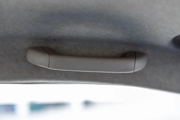 Ne, ne služi da vi okačite stvari: Evo koja je prava namena ručke u automobilu