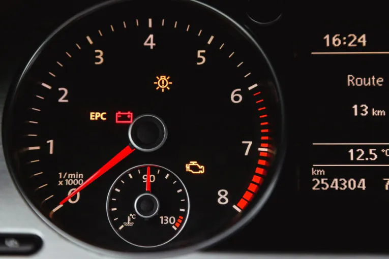 Temperatura motora: Zašto kazaljka pokazuje 90 stepeni?