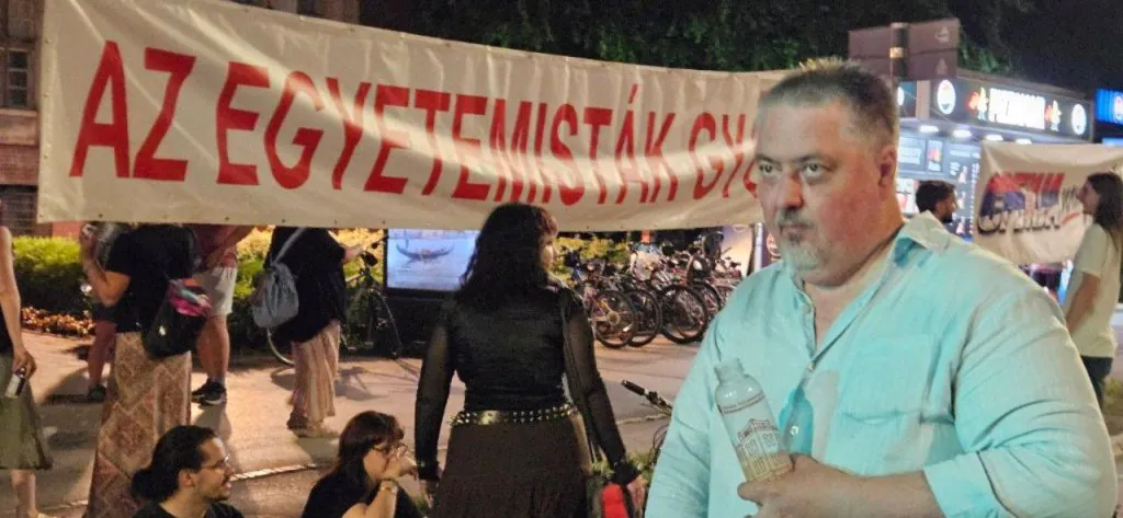 (FOTO/VIDEO) SKANDALOZNO! Dekan Ekonomskog fakulteta Čučković PIJE RAKIJU I BLOKIRA ULICE! Dokle ide sprega BLOKADERA PROFESORA I STUDENATA?