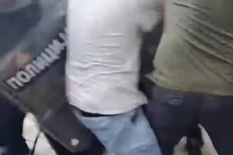 Gde je zdrav razum roditelja?! Dete stavili u prvi red ispred policijskog kordona na blokaderskom skupu (VIDEO)