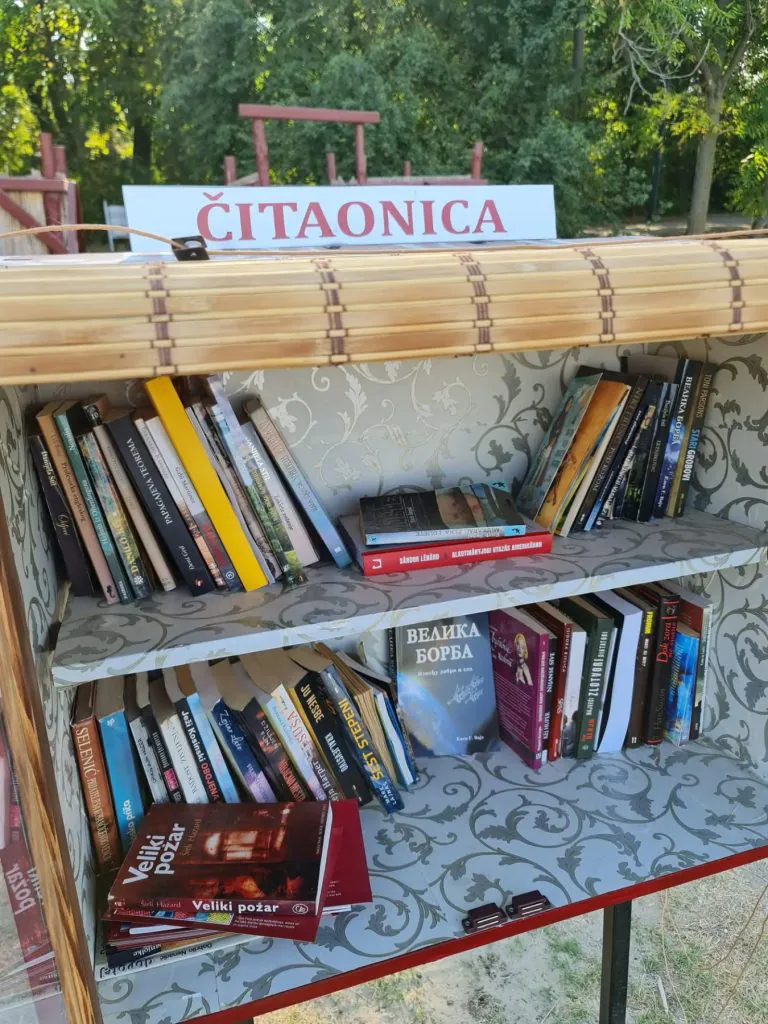Knjiga pod suncobranom: na Paliću otvorena čitaonica na plaži