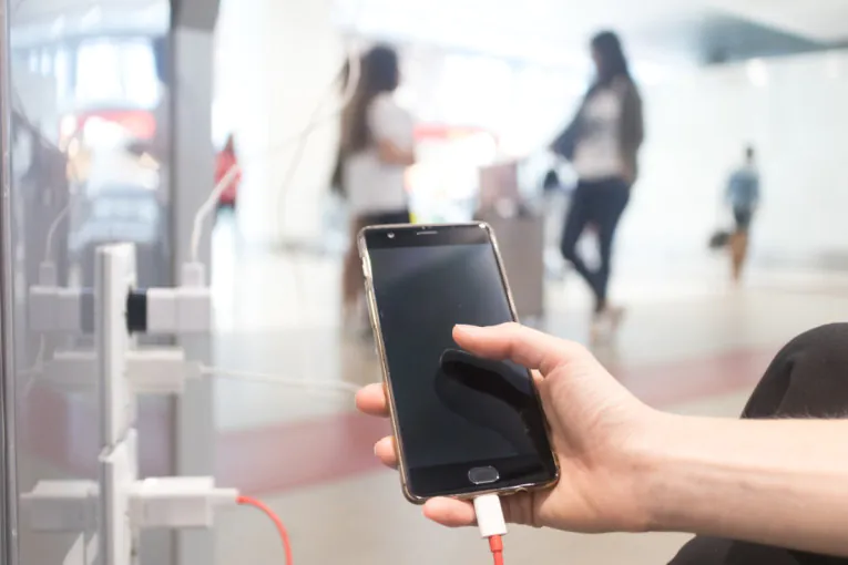 Punite telefon na aerodromu ili u tržnom centru? Evo koja skrivena opasnost vas vreba