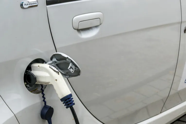 Greška koja ga je skupo koštala: Punio je automobil pola sata, a dobio račun od 14.000 evra