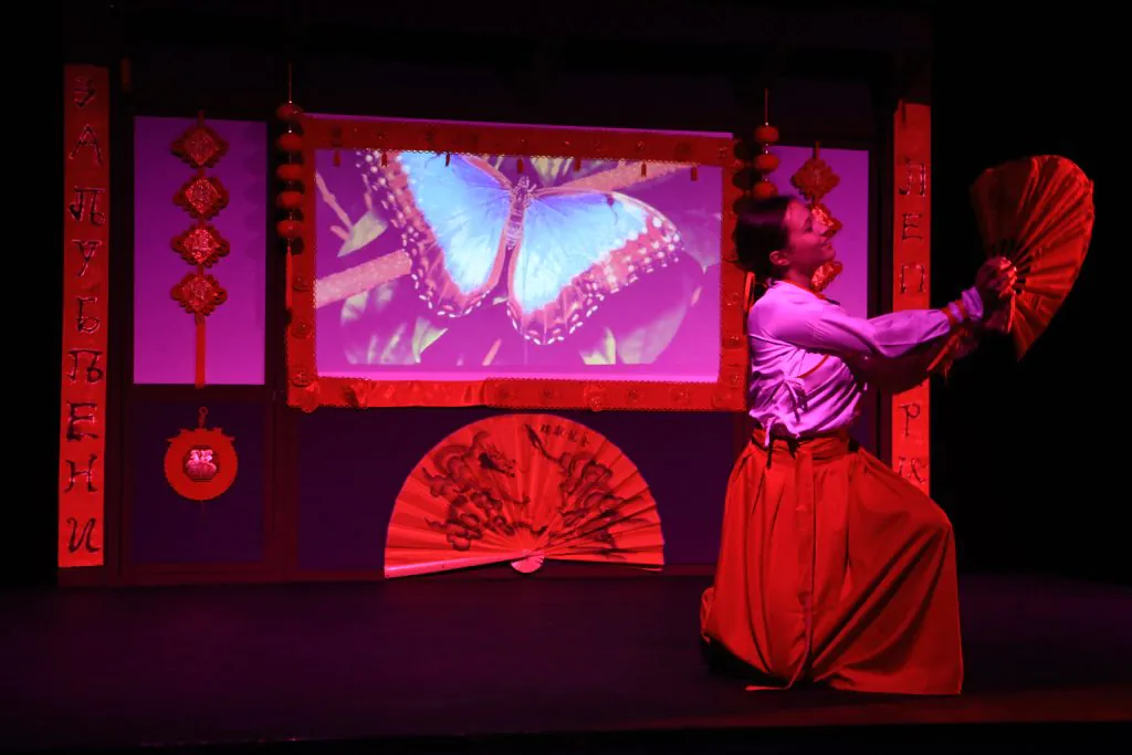 Priče koje bude maštu na festivalskim scenama Drugog dana Festivala publiku očekuju tri predstave u takmičarskom programu, izložbe, promocije, radionice i početak Međunarodnog foruma za istraživanje pozorišne umetnosti za decu i mlade