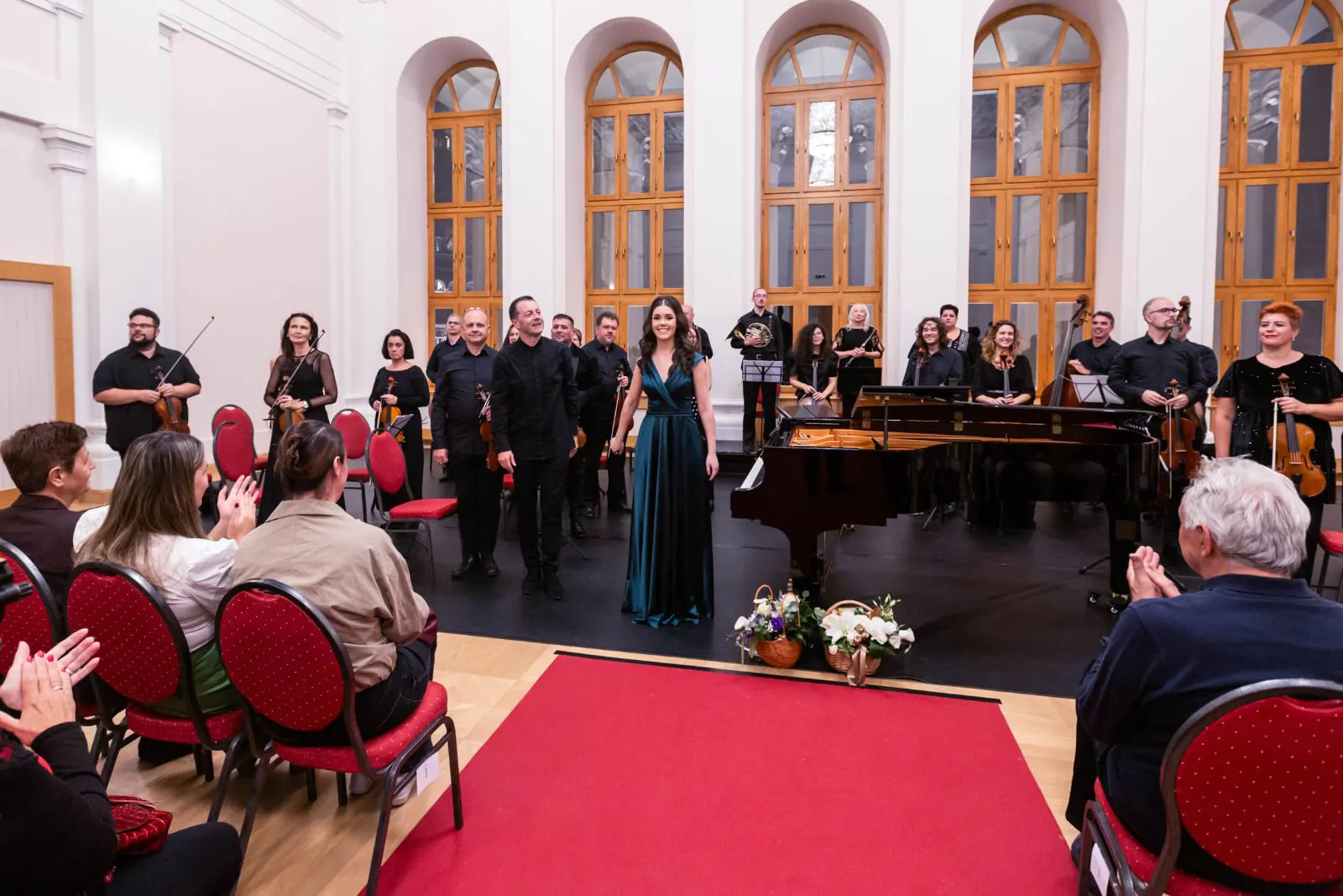 Mocartova muzika prvi put odjeknula Balskom dvoranom: Subotički simfonijski orkestar nastupio sa Sarom Jović