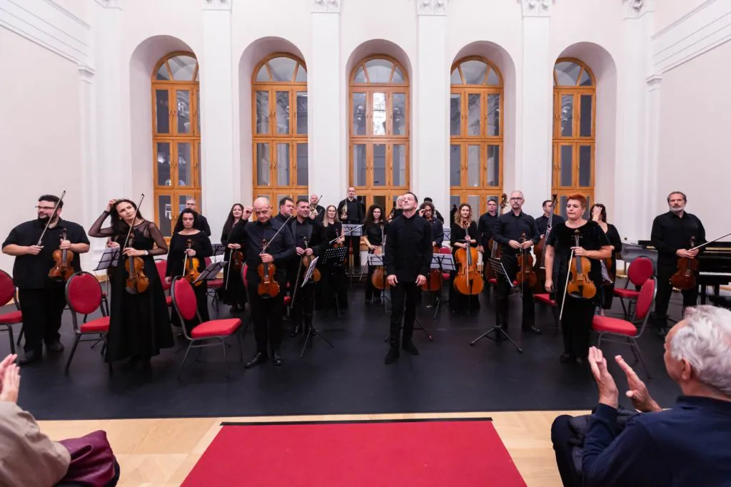 Mocartova muzika prvi put odjeknula Balskom dvoranom: Subotički simfonijski orkestar nastupio sa Sarom Jović