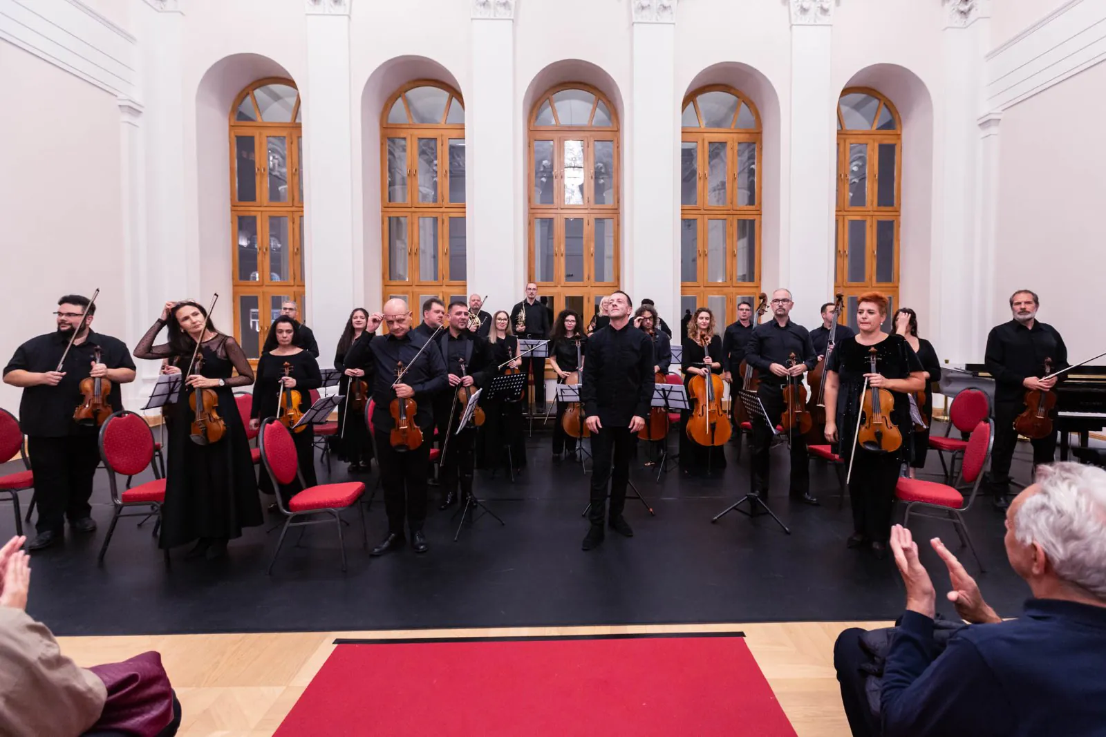 Mocartova muzika prvi put odjeknula Balskom dvoranom: Subotički simfonijski orkestar nastupio sa Sarom Jović
