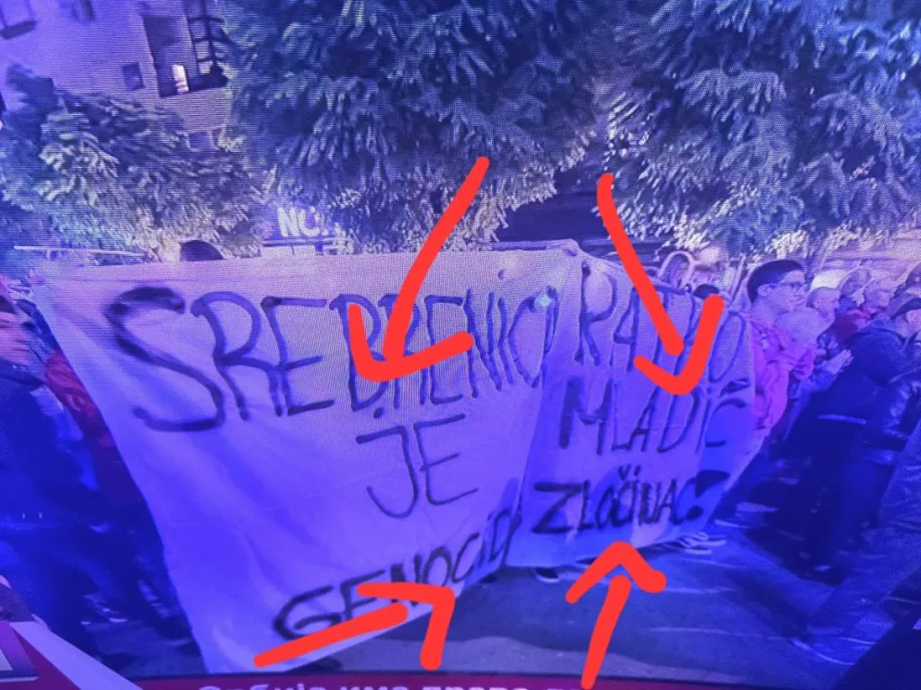 Sedi, 1! Ogoljena srbofobija i funkcionalna nepismenost blokadera u jednoj fotki