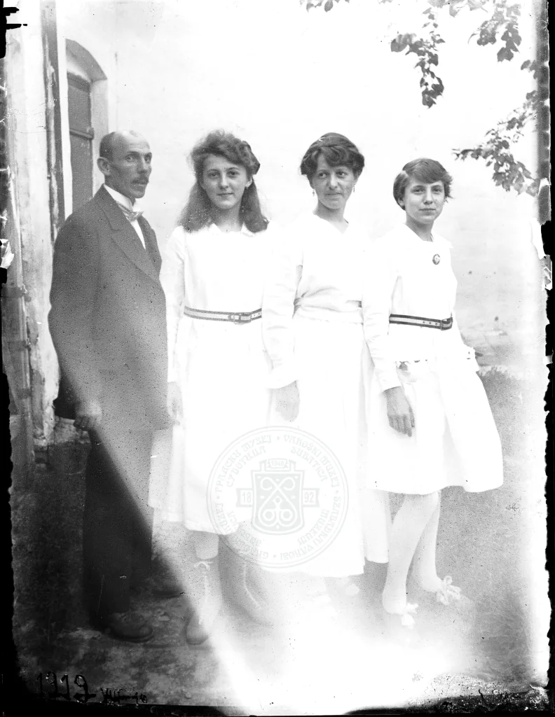 Porodična fotografija otkriva detalje iz života Ivana Sarića