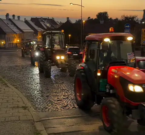(VIDEO) Zagrmelo i sa sremske strane! Poljoprivrednici prelaze mostove: Reka traktora ide ka Novom Sadu na skup podrške Vučiću!
