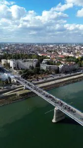 (VIDEO) „Aco, Srbine!“ Napokon se čuje glas tihe većine! Srpska mladost pristiže na Trg slobode sa Duginog mosta!